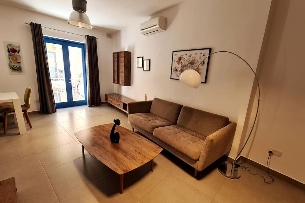 Апартаменты Cozy Inside.City & Beach Outside Слима Экстерьер фото