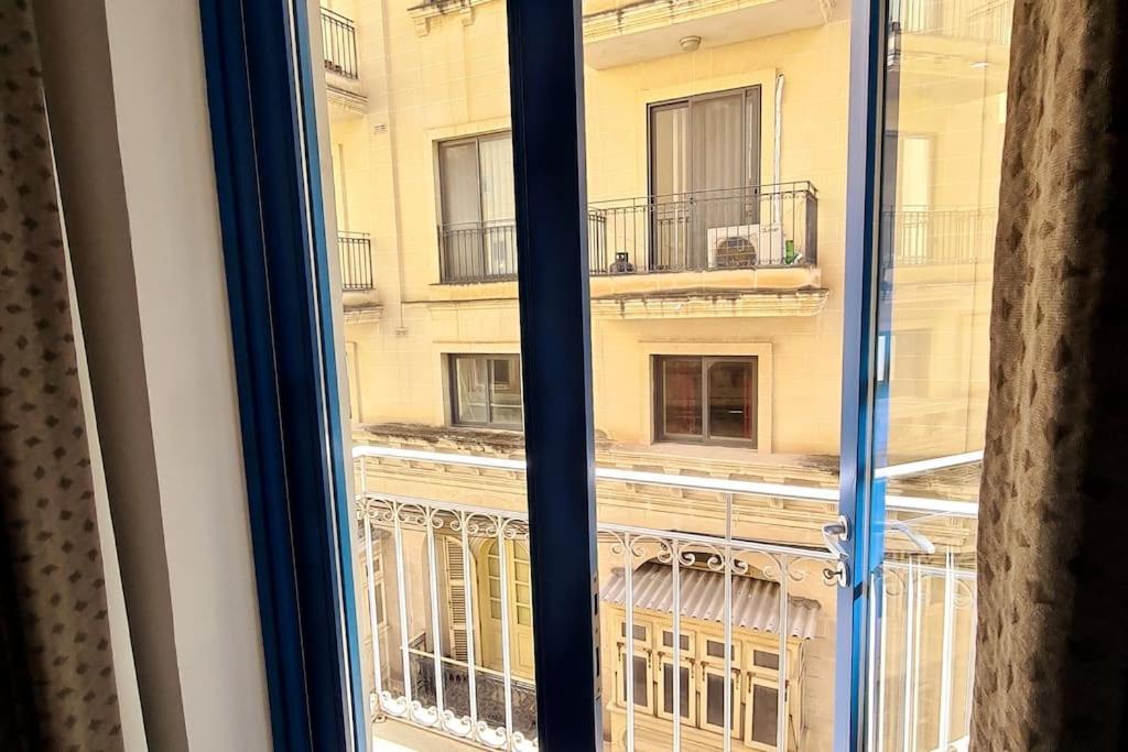 Апартаменты Cozy Inside.City & Beach Outside Слима Экстерьер фото